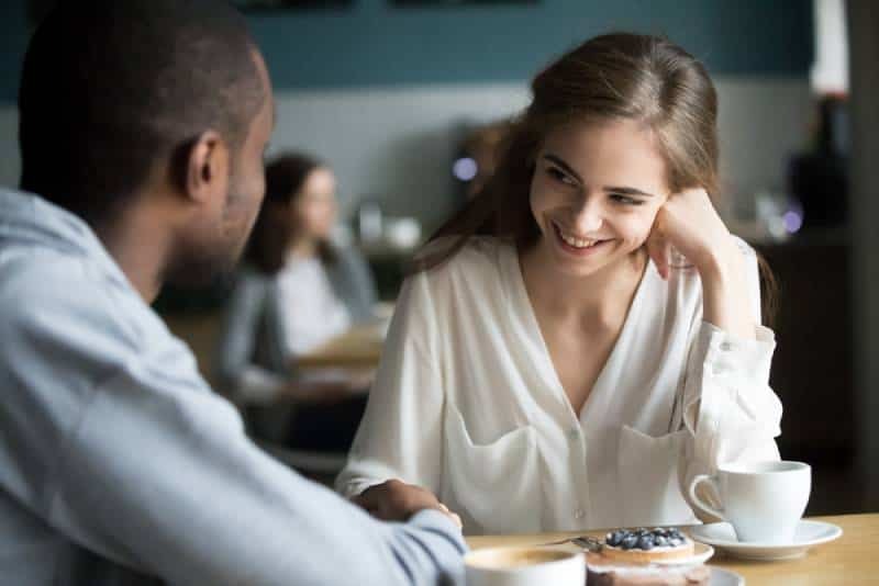 smiling-woman-looking-at-man